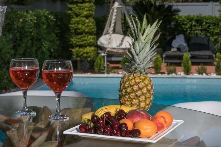 (For Sale) Residential Detached house || Athens South/Glyfada - 300 Sq.m, 5 Bedrooms, 2.000.000€ 